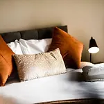 Modern 2 Bedroom Apartment - City Centre - Parking