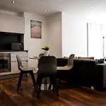 Modern 2 Bedroom Apartment - City Centre - Parking