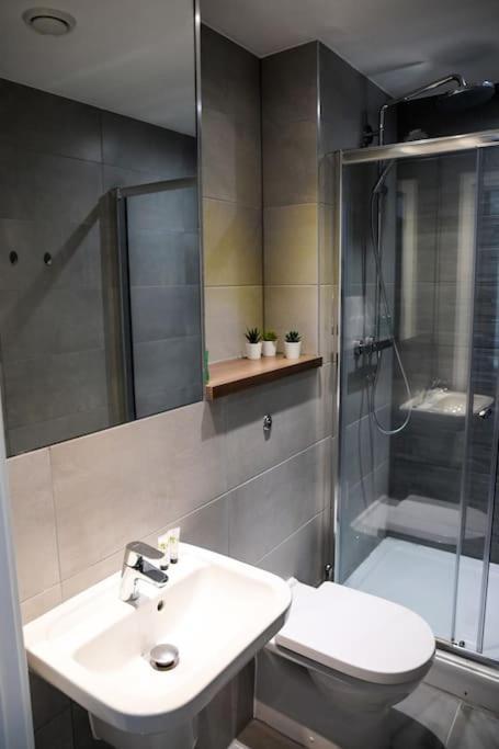 Modern 2 Bedroom - Centre - Parking Apartment